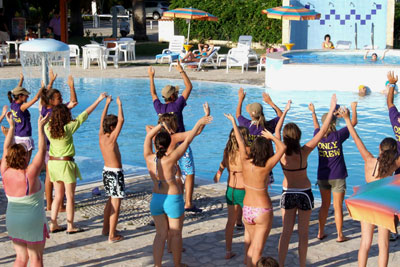 un momento della giornata allietato dall'animazione a bordo piscina