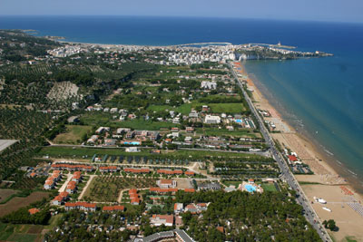 L'intero litorale sud di Vieste dove risiede il Villaggio Arcobaleno
