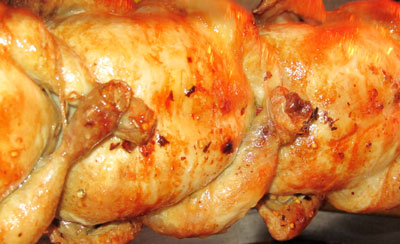 Il girarrosto in funzione con dei polli in cottura