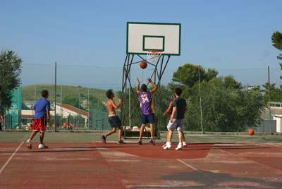 le attività ricreative che si possono svolgere all'interno del Gattarella Resort, un particolare sul Basket