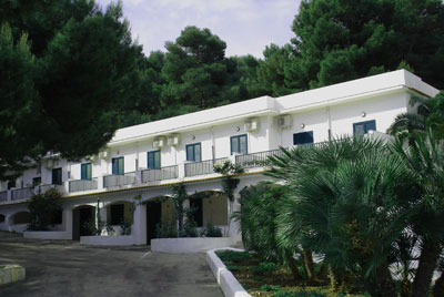 Gli alloggi del Formula Hotel al Gattarella Resort visti dall'esterno