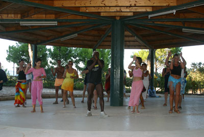 immagine di una serata trascorsa tra balli e musica al Gattarella Resort