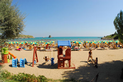 sulla spiaggia è presente un parco giochi per bambini