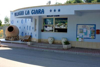 Come si presenta la reception del Villaggio turistico 3 stelle La Giara