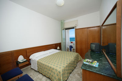 foto di una camera dell'Hotel 3 stelle Merinum a Vieste