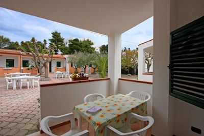 Pieno relax e benessere visti dalla veranda degli appartamentini del Villaggio Rendez Vous