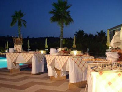 un buffet in notturna all'aperto