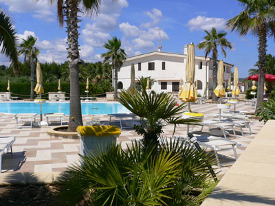 Il solarium della piscina