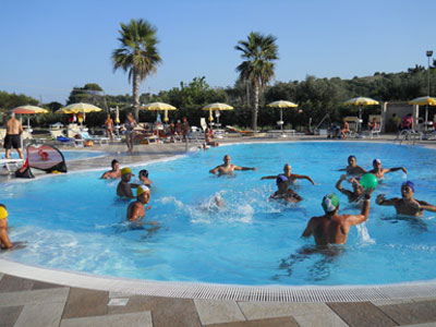 Attività sportiva di gruppo in piscina