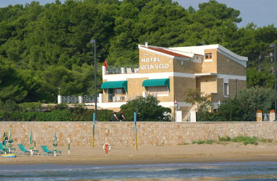 L'hotel Vela Velo Club visto dalla prospiciente spiaggia attrezzata