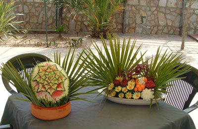 alcune decorazioni ottenute dall'intaglio di frutta e verdura