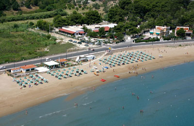 Foto aerea che racchiude l'Hotel Vela Velo nello spettacolare ambiente circostante
