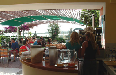 La sala delle colazioni con annesso bar dell'hotel Vela Velo