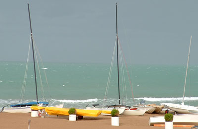un dettaglio sulle attrezzature sportive della spiaggia dell'hotel