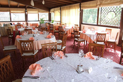 L'attrezzata sala ristorante che mette in risalto il valore dell'hotel quattro stelle “le Ginestre”