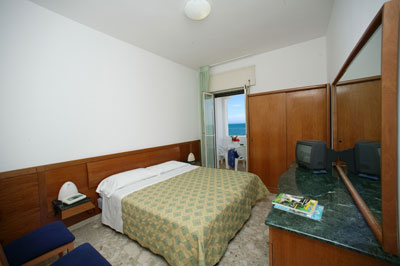 foto di una camera dell'Hotel 3 stelle Merinum a Vieste