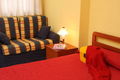 L'area lettura con comodi salotti per il relax